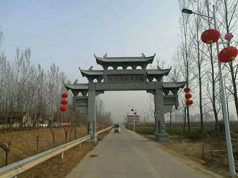 村口一门牌坊(图1)