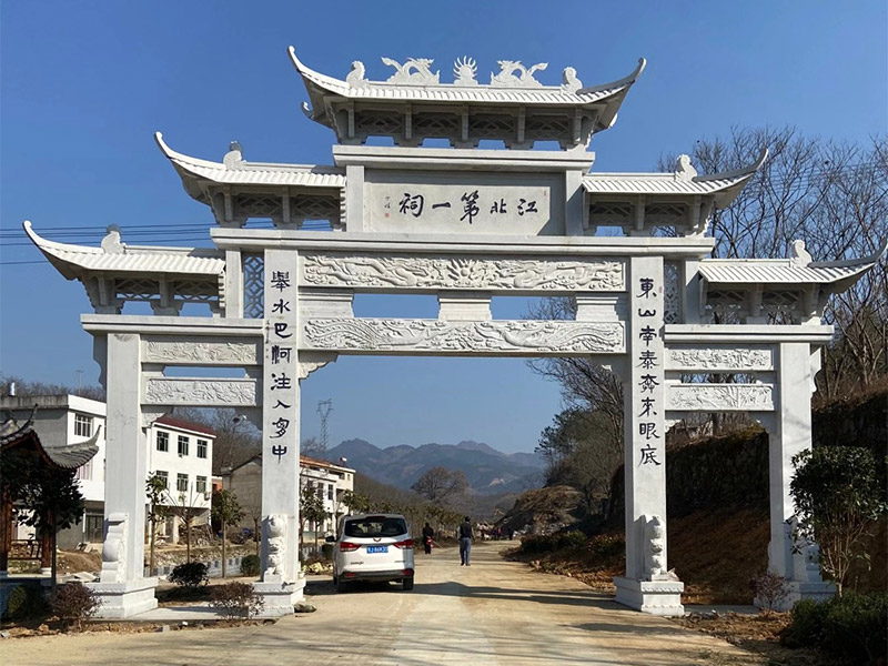 村口三门无楼石雕牌坊