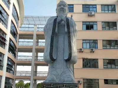  校园孔子石像 